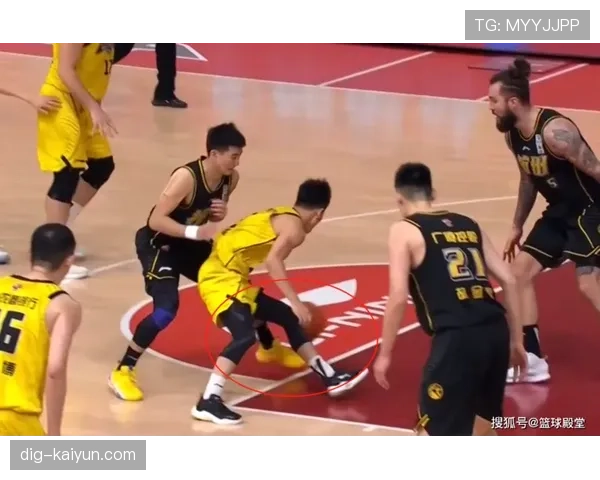 如何判定篮球比赛中的球出界，判断标准是什么？