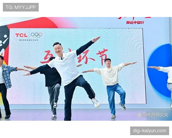 杨威领奖台上像王者，翻到他躺沙发吃外卖的那张图我真的愣住了